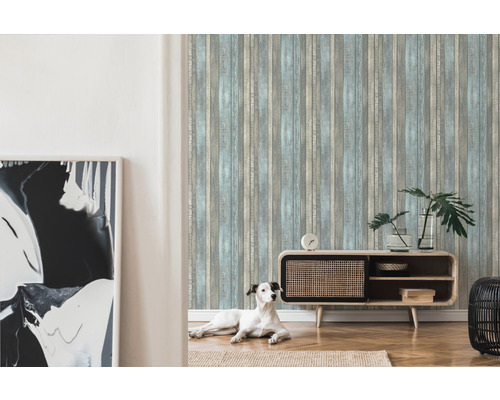 Vardagsrum med tapet i träimitation, skänk och dekoration