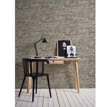 Arbetsrum med skrivbord, stol, lampa och tapet med stenlook