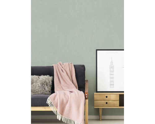 Vardagsrum med soffa, soffbord och en strukturerad tapet