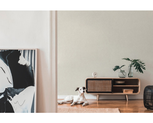 Ljust rum med mönstrad tapet, träskänk och en hund