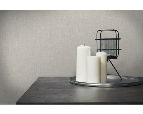 Närbild av en tapet med tygstruktur, kombinerat med ljus och dekoration