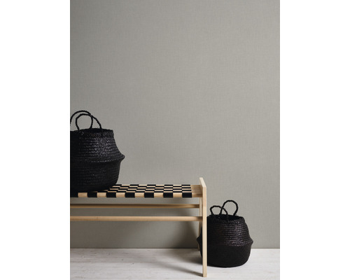 Bänk med två svarta förvaringskorgar
