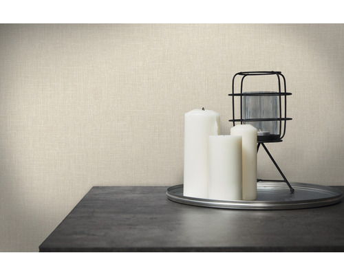 Dekorativ tapet med linnestruktur, kombinerat med ljus och lykta på ett bord.