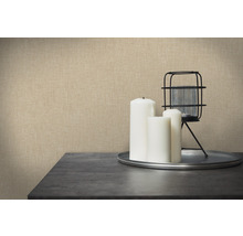 Närbild av beige non-woven tapet i vardagsrummet med ljusstake