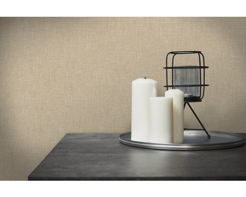 Närbild av beige non-woven tapet i vardagsrummet med ljusstake