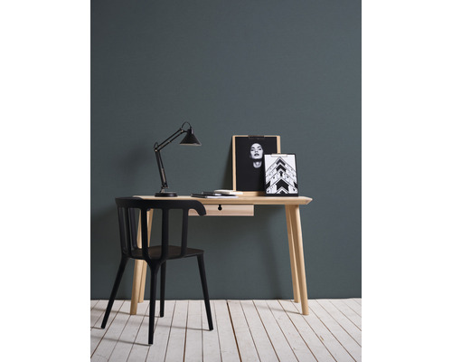 Skrivbord med skrivbordslampa, stol och dekoration på ljust trägolv