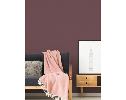 Vardagsrum med soffa, kudde, filt, byrå och inramad Londonbild