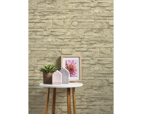 Dekorativ tapet i stenlook bakom sidobord med dekoration