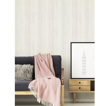 Vardagsrum med träpanel, soffa och sidobord