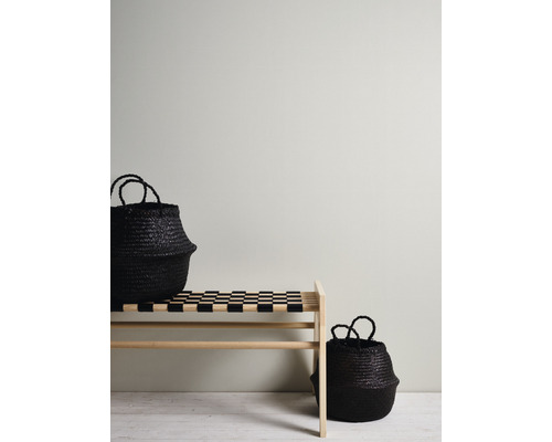 Hylla med två svarta förvaringskorgar