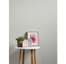 Ljus, enkel tapet med minimalistisk design på en vägg