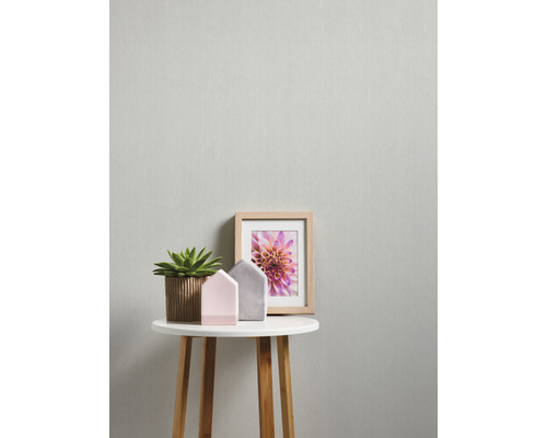 Ljus, enkel tapet med minimalistisk design på en vägg