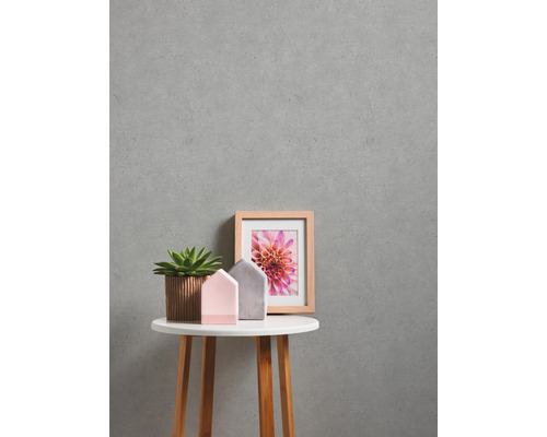 Dekorativt stilleben med suckulent, hus och fotoram på ett sidobord