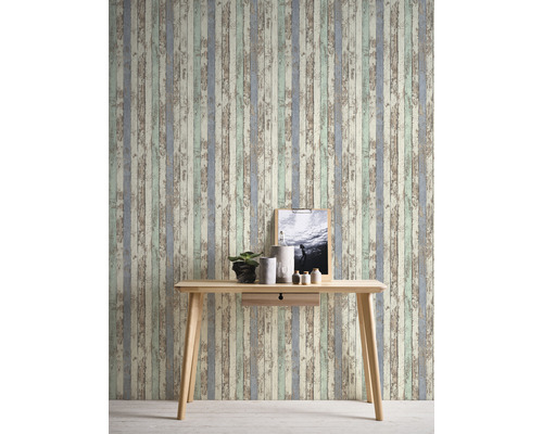 Dekorativ vägg med tapet i trälook och ljust träbord