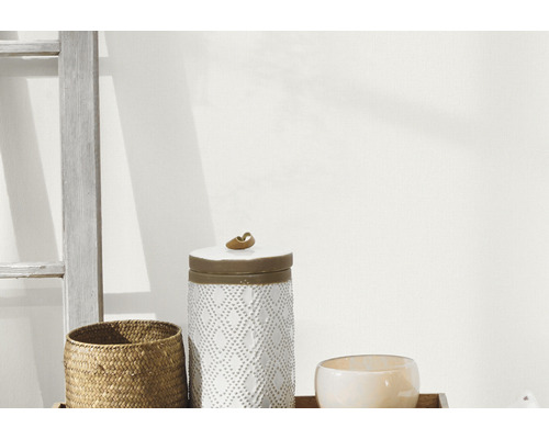 Dekorativt stilleben med korg, behållare och stege