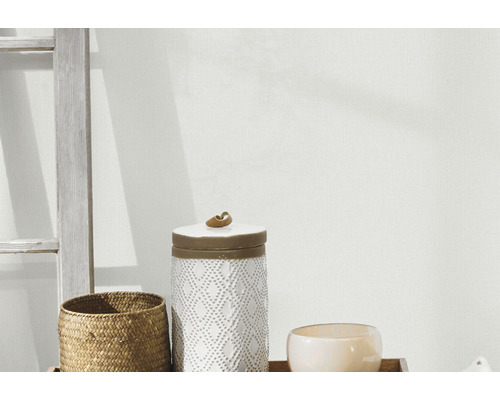 Dekorativ scen med en stege, en korg och en behållare