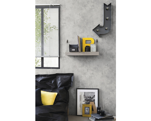 Sovrum med säng, hylla och dekorativa element