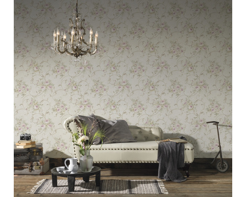 Vardagsrum med blommönstrad tapet, soffa, matta och dekoration