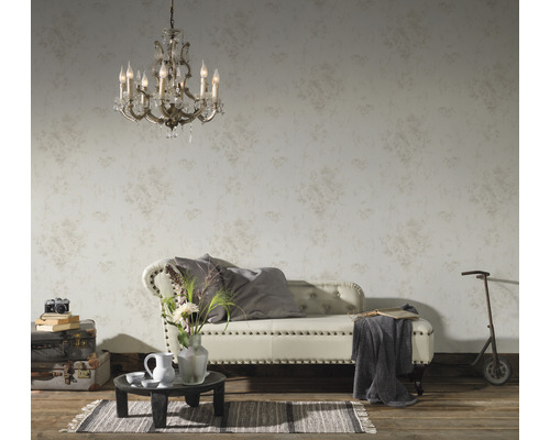 Klassiskt inrett vardagsrum med ljuskrona, tapet, soffa och dekoration