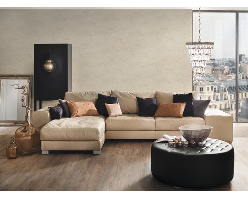 Vardagsrum med hörnsoffa, svart skåp och kristallkrona