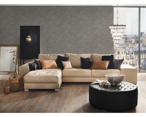 Vardagsrum med lädersoffa, ottoman och dekorationer