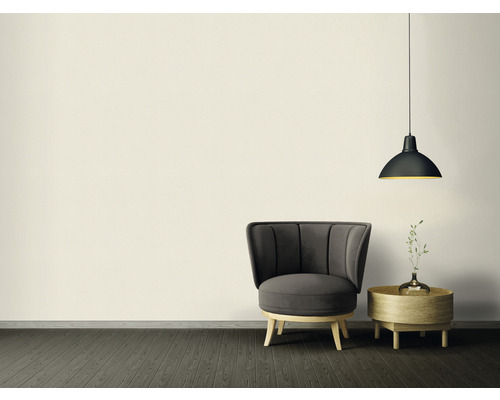 Inredningsscen med fåtölj, sidobord och hänglampa för en modern boendemiljö.