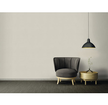 Interiörbild med fåtölj, sidobord och hänglampa