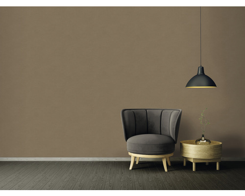 Rumsbild med fåtölj, sidobord och hängande lampa