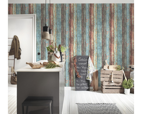 Ljust rum med väggtapet i trä, köksbänk och dekorationer för en vänlig atmosfär.