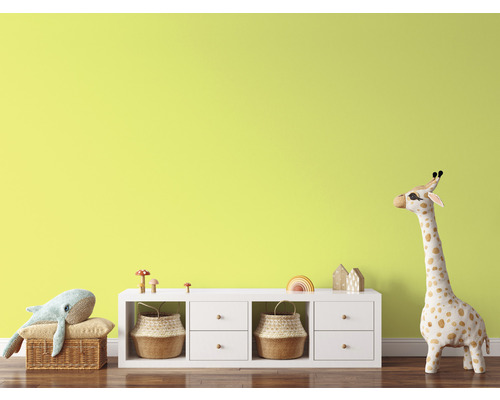 Barnrum med leksaker, byrå och dekoration