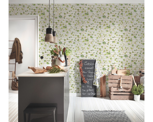 Ljust kök med tapet med tegelmotiv och örter
