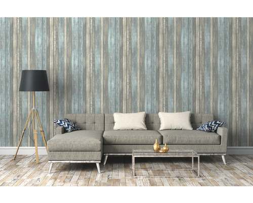 Vardagsrum med soffa, golvlampa och tapet med träutseende
