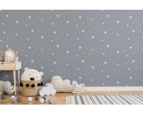 Barnrum med stjärntapet, sängbord och leksaker