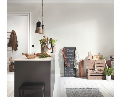 Ljust kök med köksö, dekorativa element och griffeltavla