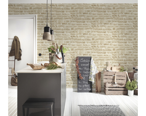 Vardagsrum med köksö, dekorationer och väggbeklädnad med stenmönster