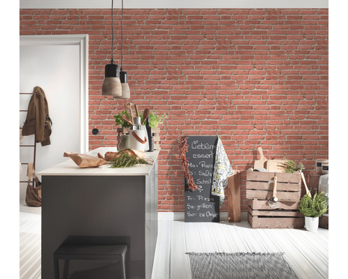 Ljust kök med tegelväggstapet, köksö och dekoration