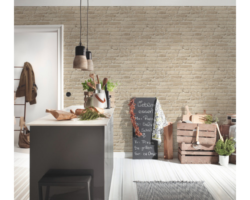 Ljust kök med tegel tapet, köksö och dekorationer