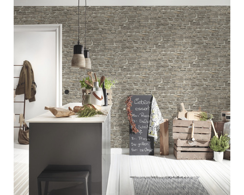 Ljust kök med tegel tapet, köksö och dekoration