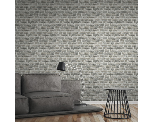 Vardagsrum med grå tegel tapet, soffa, lampa och bord