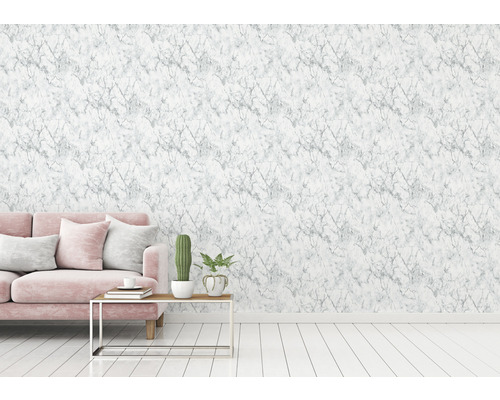 Vardagsrum med marmortapet, soffa och bordsdekoration