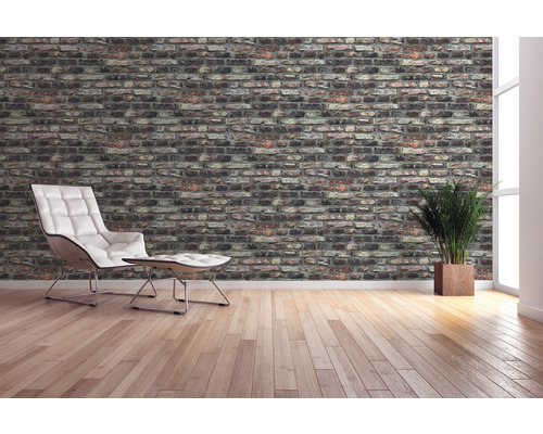 Rum med tegel tapet, fåtölj och krukväxt