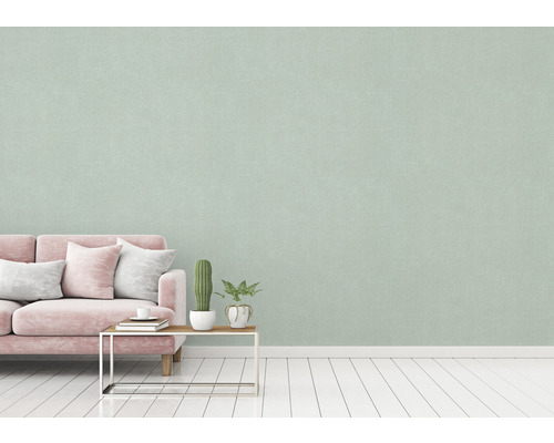 Ljust rum med mönstrad tapet, soffa och bord