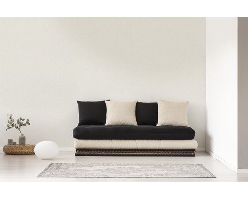 Ljust rum med futon, kuddar och dekoration