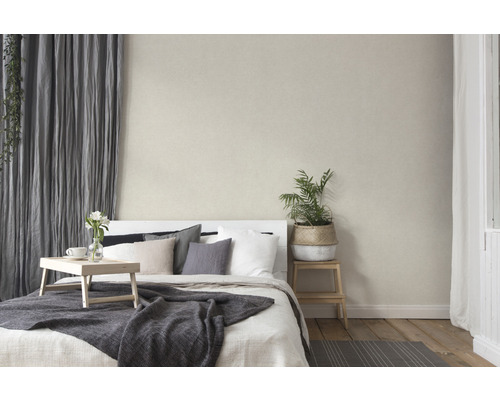 Sovrum med säng, gardiner och växt för en lugn atmosfär