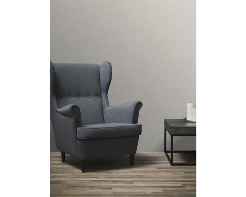 Vardagsrum med fåtölj och soffbord