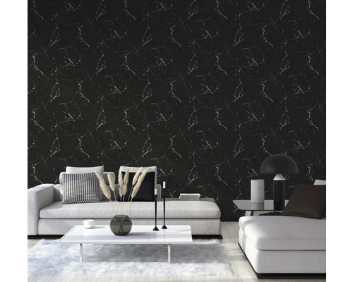 Vardagsrum med svart marmortapet