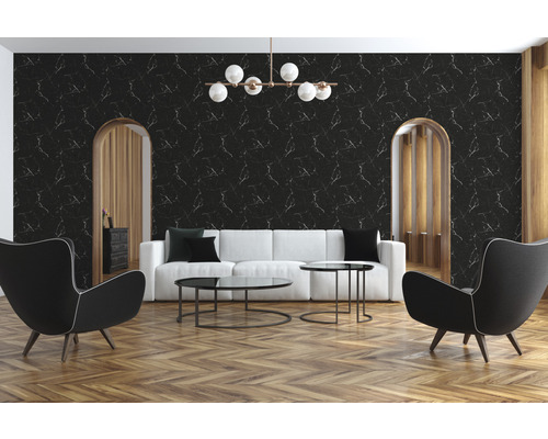 Vardagsrum med svart marmortapet, soffa och fåtöljer