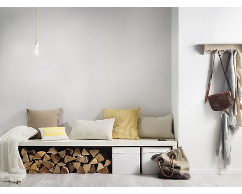 Entré med väggbeklädnad, sittbänk med kuddar och ved, garderob och lampa