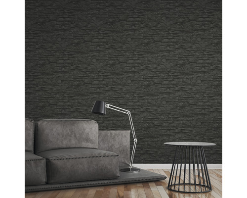 Vardagsrum med soffa, golvlampa, sidobord och tapet med stenimitation.