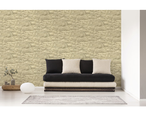 Vardagsrum med tapet i stenlook, soffa och dekoration